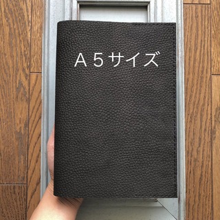 Ａ５サイズ   シンプル型のブックカバー　牛革シワ柄型押しマット黒(ブックカバー)