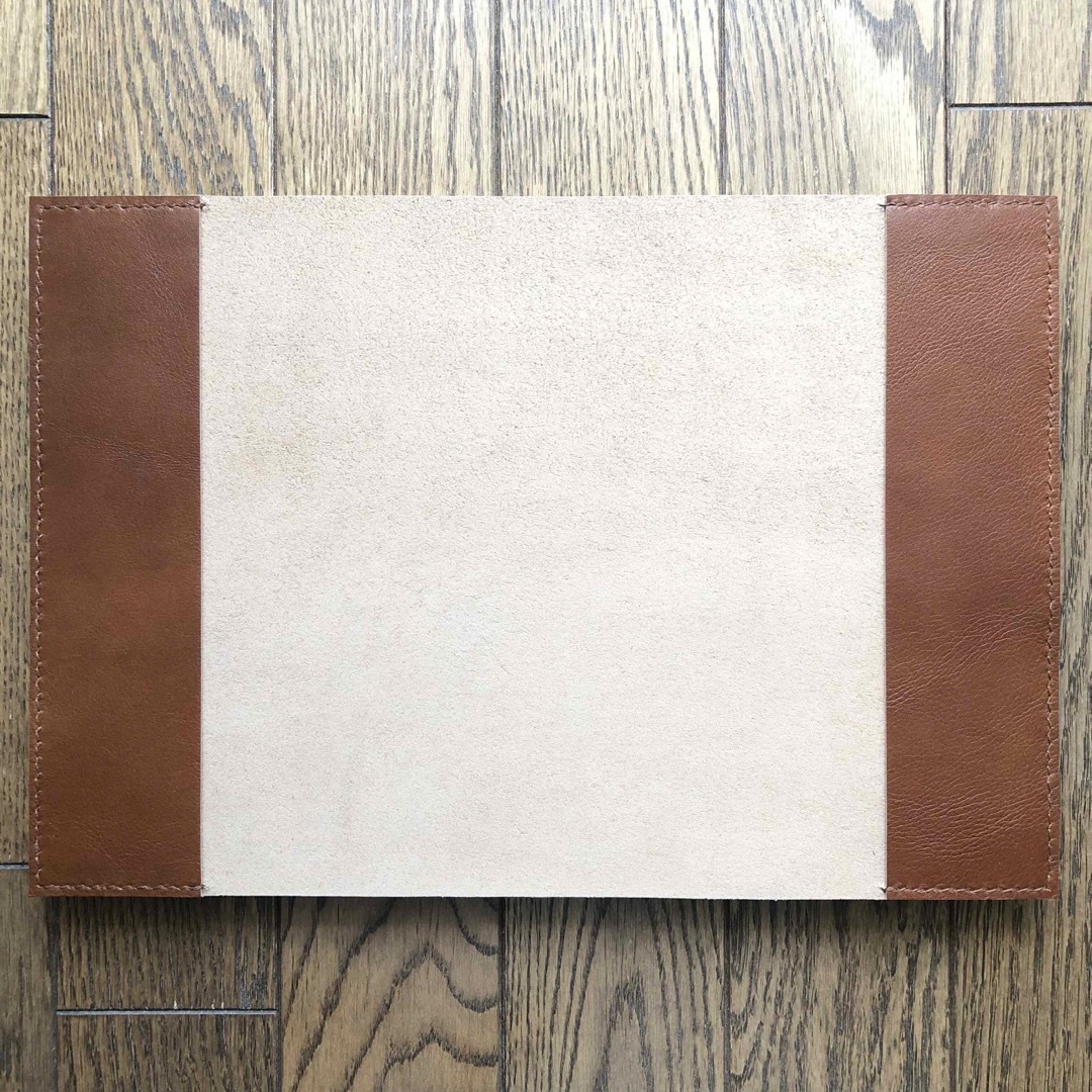 Ａ５サイズ   シンプル型のブックカバー　牛革ブラウン ハンドメイドの文具/ステーショナリー(ブックカバー)の商品写真