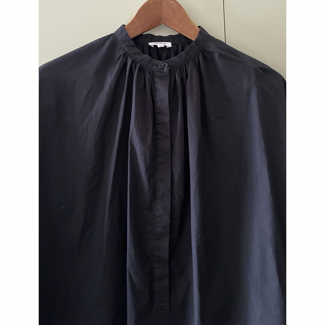 ENFOLD(エンフォルド)のENFOLD ブラック ギャザーボリュームブラウス レディースのトップス(シャツ/ブラウス(長袖/七分))の商品写真