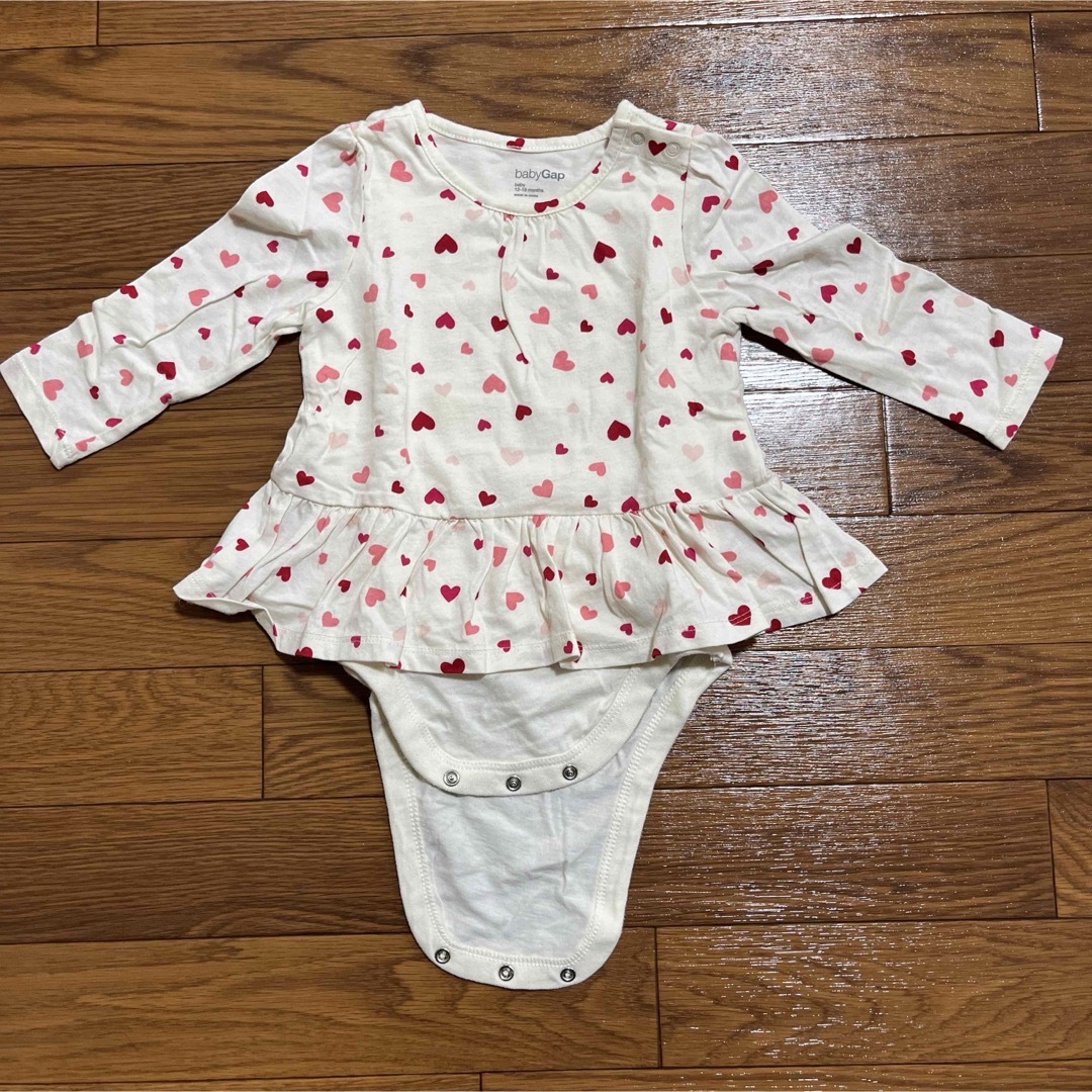 babyGAP(ベビーギャップ)のbeby Gap ロンパース　ハート柄　12-18m キッズ/ベビー/マタニティのベビー服(~85cm)(ロンパース)の商品写真