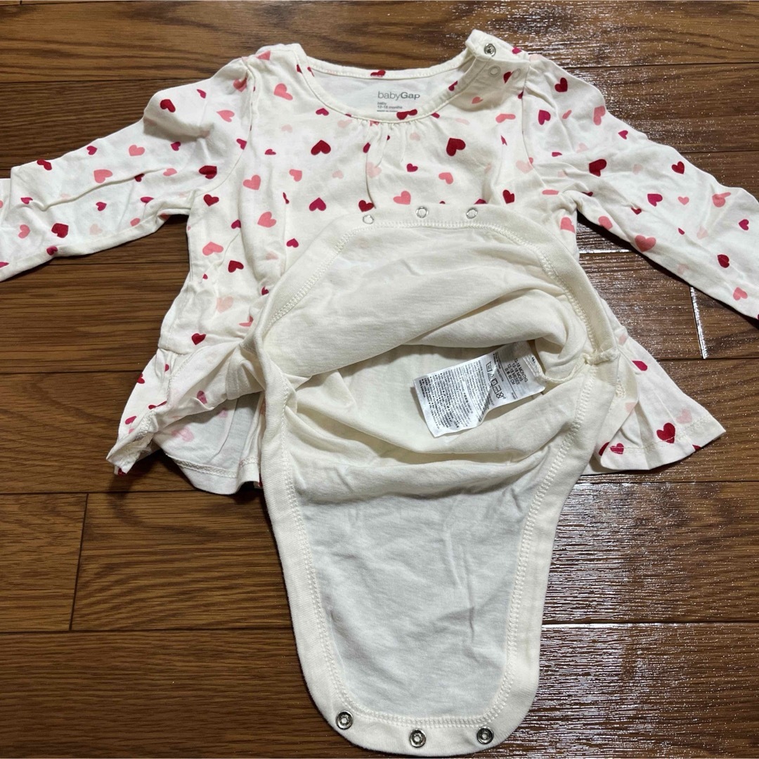 babyGAP(ベビーギャップ)のbeby Gap ロンパース　ハート柄　12-18m キッズ/ベビー/マタニティのベビー服(~85cm)(ロンパース)の商品写真