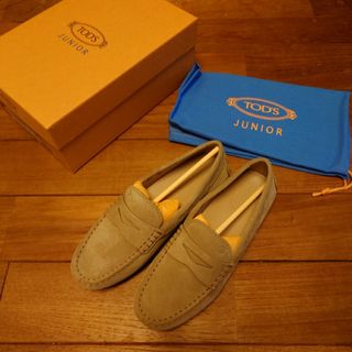 トッズ(TOD'S)のトッズジュニア　ベージュローファー　34(ローファー)