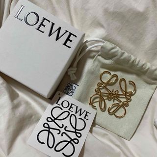 ロエベ(LOEWE)のロエベ  アナグラム ブローチ ゴールド(ブローチ/コサージュ)