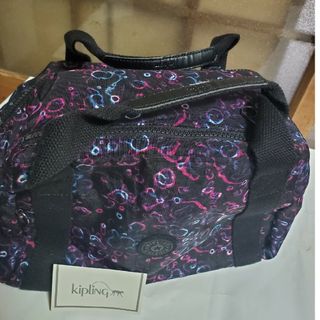 美品、KIPLING. ト-トバック、黒、赤紺水しぶき柄