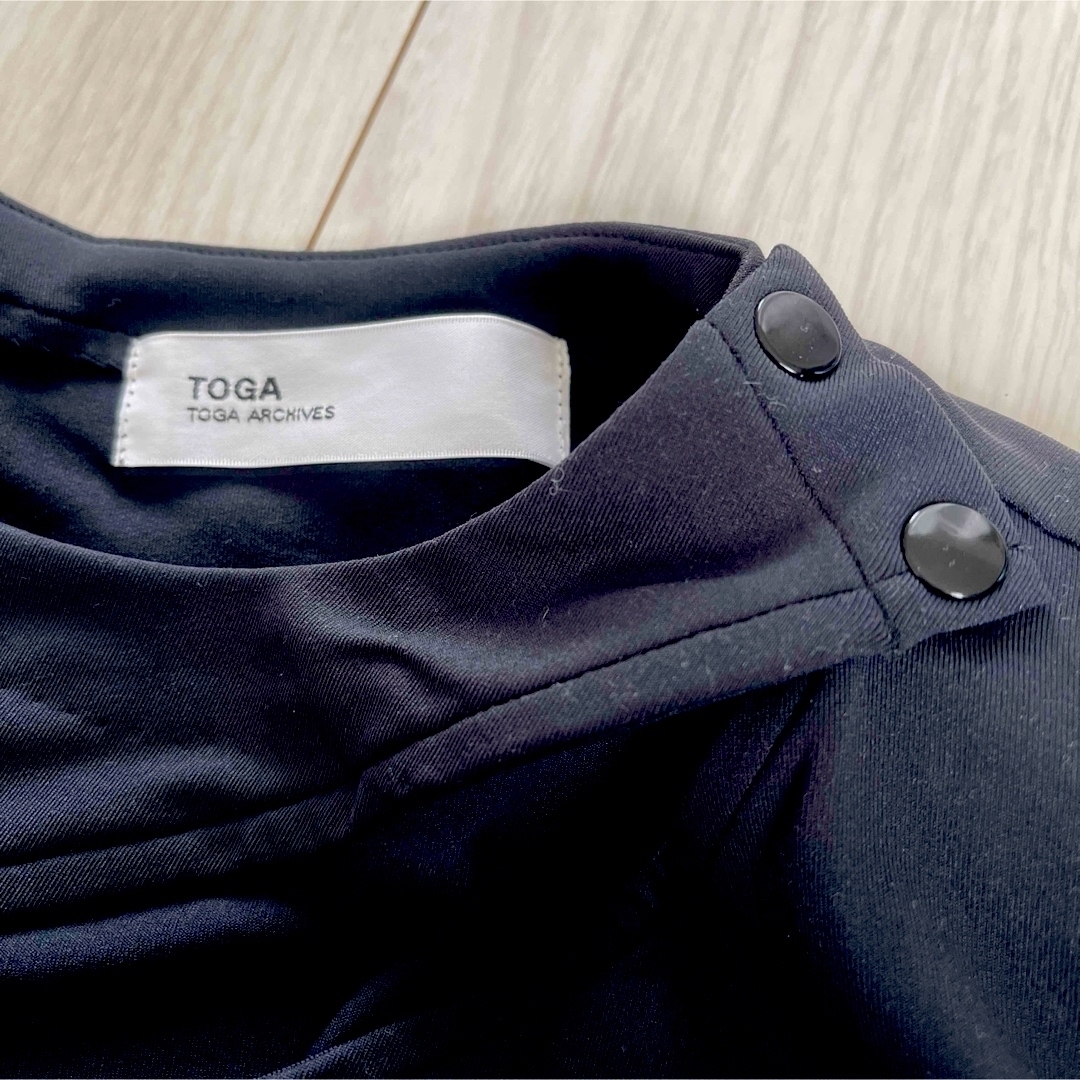 TOGA(トーガ)のTOGA ホールデザイン半袖トップス黒　36サイズ レディースのトップス(カットソー(半袖/袖なし))の商品写真
