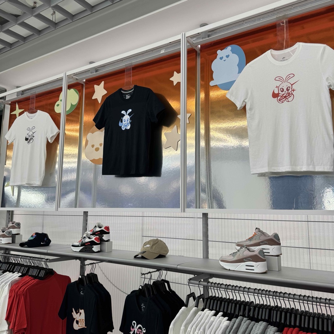 NIKE - NIKE x NewJeans シンガポール限定Tシャツの通販 by NIKE - NIKE x NewJeans シンガポール限定Tシャツの通販 by
