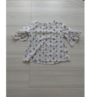 ユニクロ(UNIQLO)のユニクロ　子供服花柄半袖カットソー　130cm　美品(Tシャツ/カットソー)