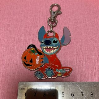 ディズニー(Disney)のディズニー　スティッチ　ハロウィン　チャーム　ランヤード　ピン(バッジ/ピンバッジ)