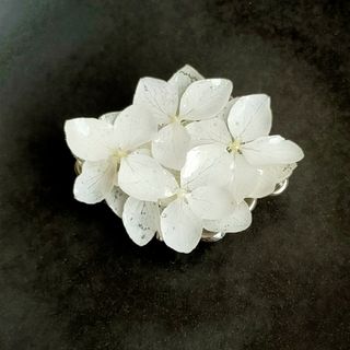 紫陽花の帯留め　本物　純白　ホワイト　和装小物　ハンドメイド　帯留　あじさい(和装小物)