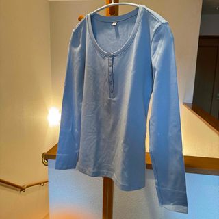 ユニクロ(UNIQLO)のUNIQLOカットソー 長袖  水色(カットソー(長袖/七分))