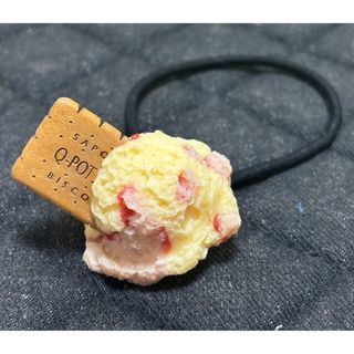 Q-pot. ストロベリーミルクビスケットアイス　ヘアゴム　中古　ゆパプラ込