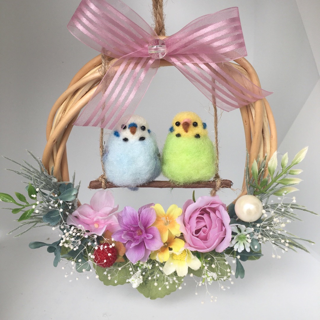 羊毛フェルト✴︎セキセイインコのブランコリース✴︎フラワーリース　鳥 ハンドメイドのぬいぐるみ/人形(ぬいぐるみ)の商品写真