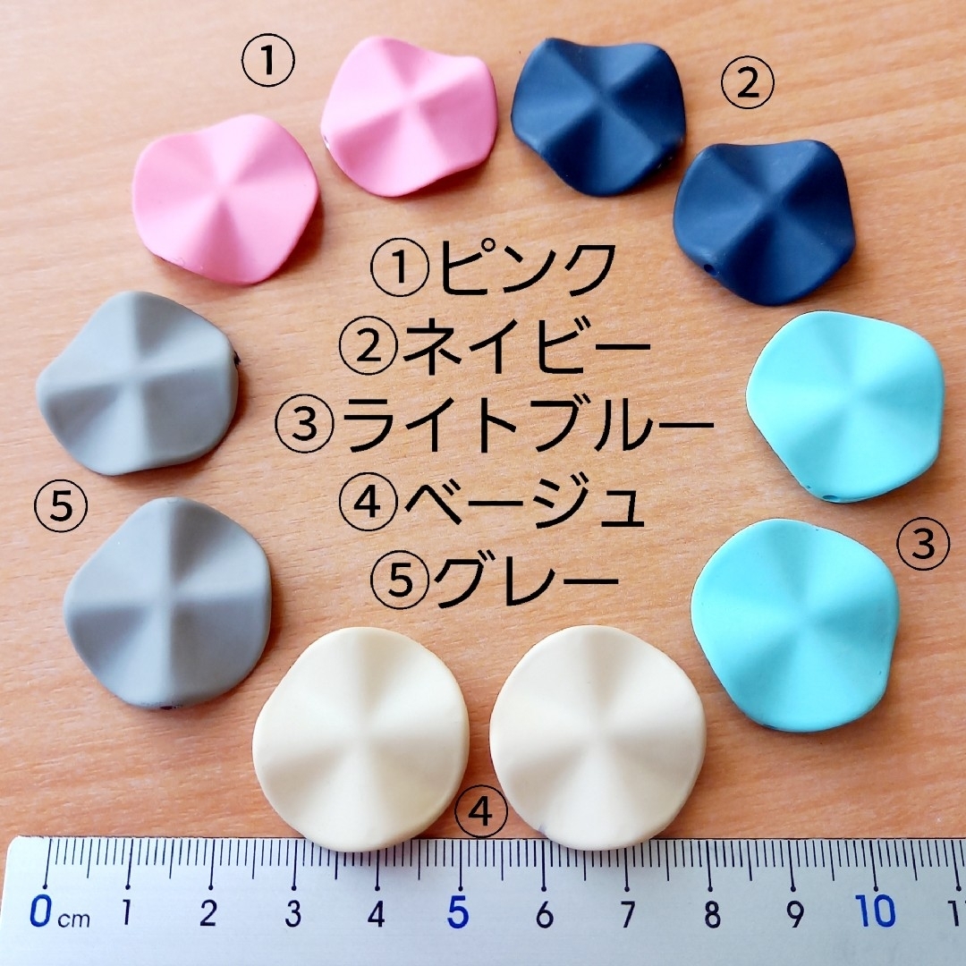 カラフル☆プラスチックパーツ☆貫通穴あり☆5Color ハンドメイドの素材/材料(各種パーツ)の商品写真