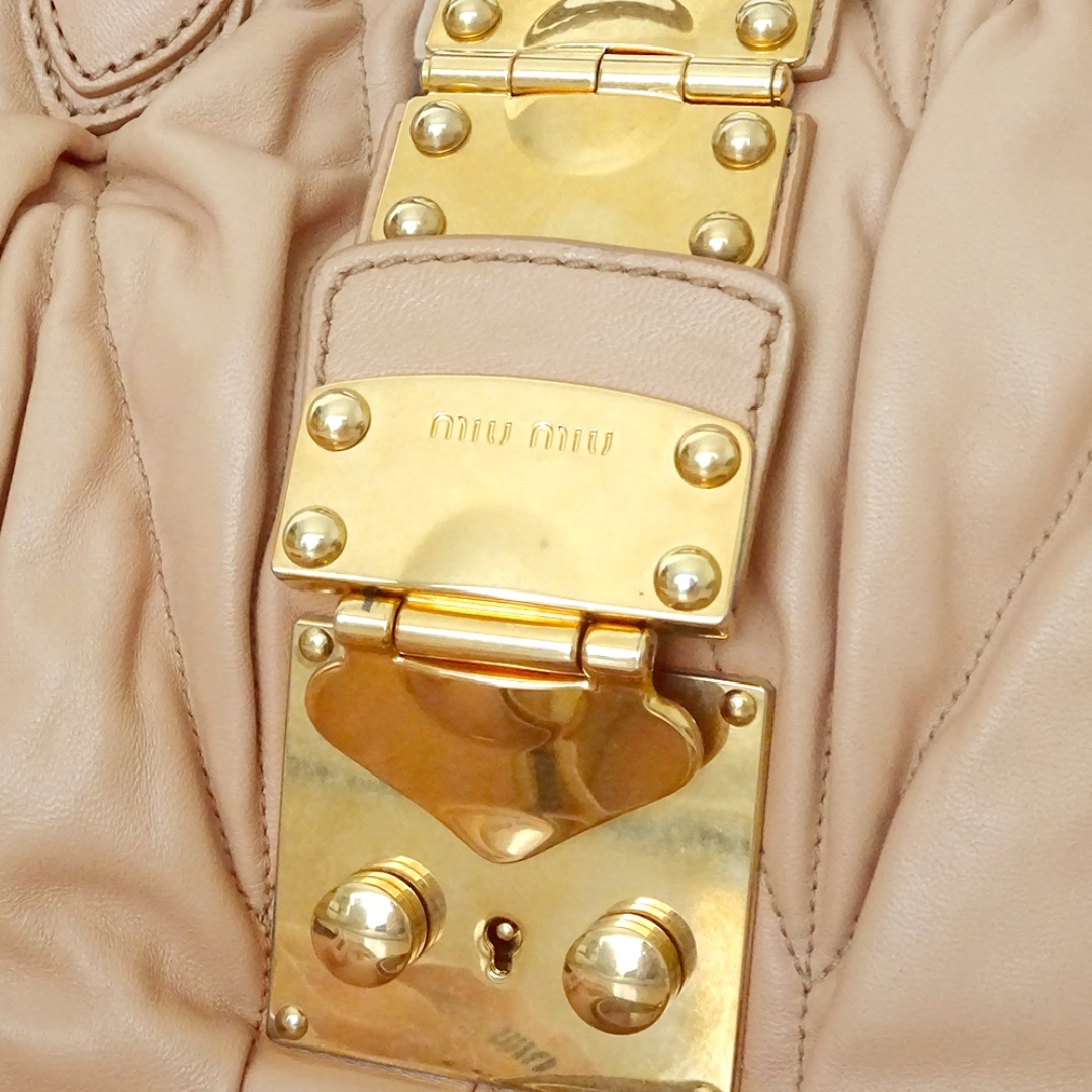 MIU MIU - 美品 mumiu ミュウミュウ コファーバッグ マトラッセ MIU MIU - 美品 mumiu ミュウミュウ コファーバッグ マトラッセ