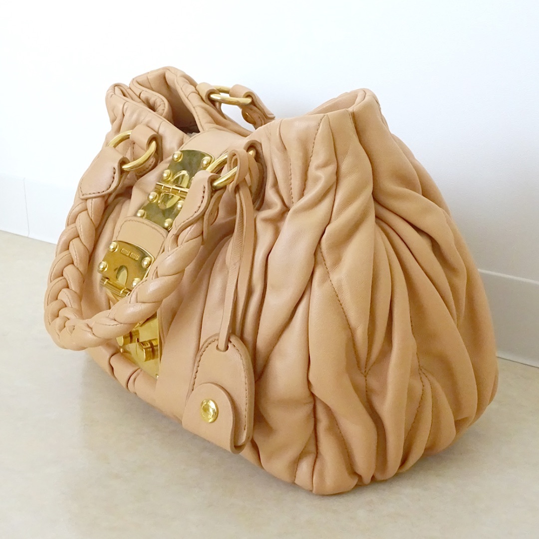 MIU MIU - 美品 mumiu ミュウミュウ コファーバッグ マトラッセ MIU MIU - 美品 mumiu ミュウミュウ コファーバッグ マトラッセ