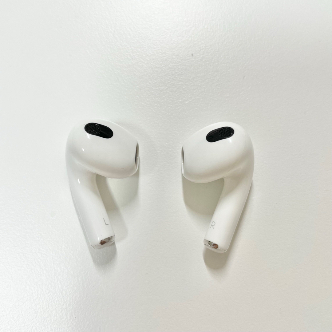 Apple(アップル)のAirPods3 本体 Apple マグセーフ ライトニング スマホ/家電/カメラのオーディオ機器(ヘッドフォン/イヤフォン)の商品写真