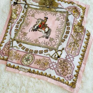 エルメス(Hermes)の極美品＊エルメス スカーフ カレ90 白い馬に跨ったルイ14世 ピンク ホワイト(バンダナ/スカーフ)