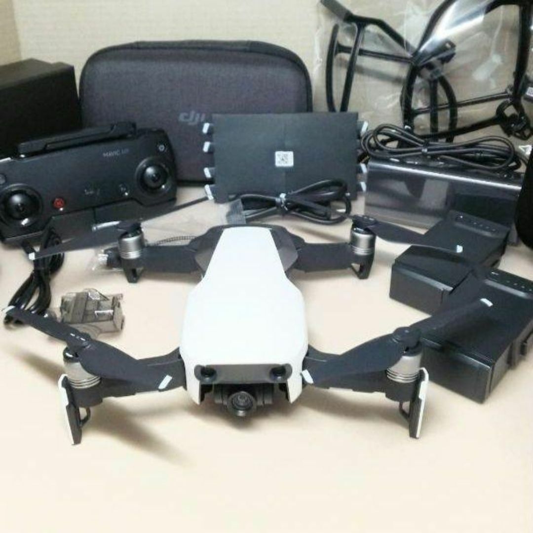 ドローン DJI MAVIC AIR (白) ケース付き エンタメ/ホビーのおもちゃ/ぬいぐるみ(ホビーラジコン)の商品写真