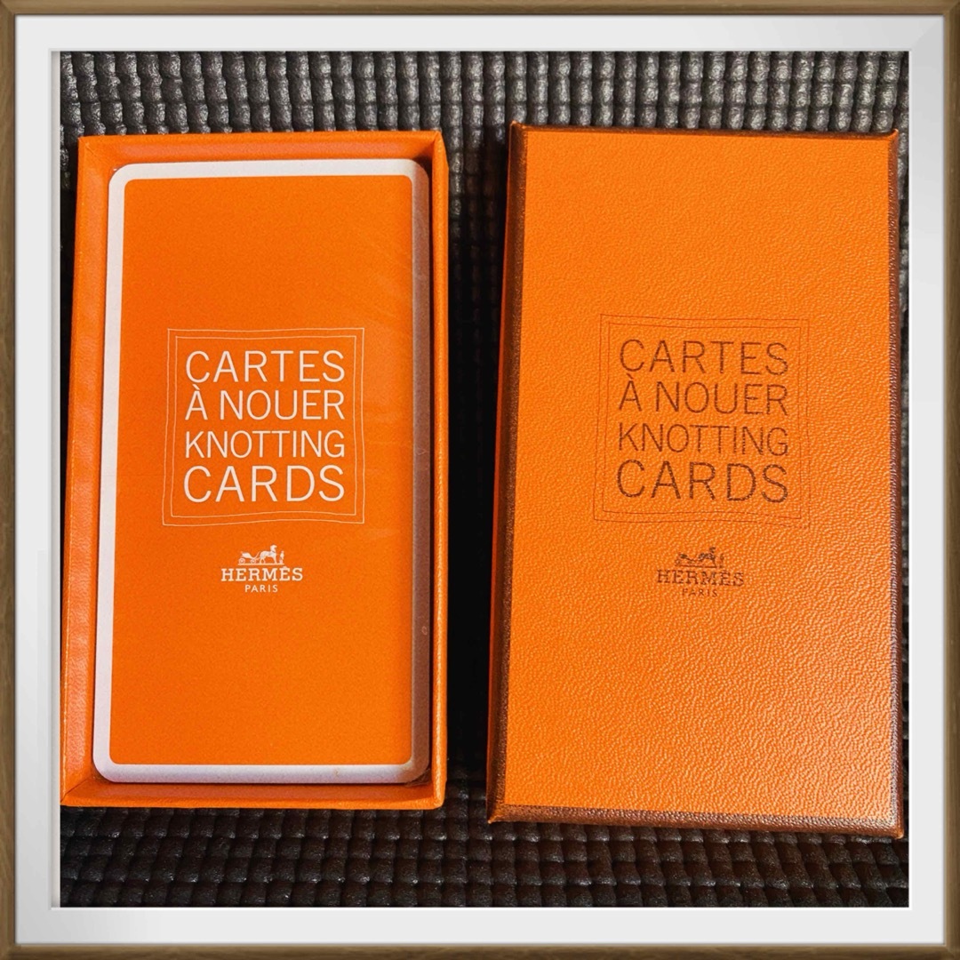 Hermes(エルメス)の【貴重】新品　エルメス　カレ　ミャオ族の100の襞スカーフ　大判  カレシルク レディースのファッション小物(バンダナ/スカーフ)の商品写真