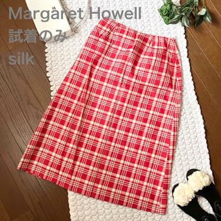 マーガレットハウエル(MARGARET HOWELL)の美品 Margaret Howell silk 赤白タータンチェックスカート(ロングスカート)