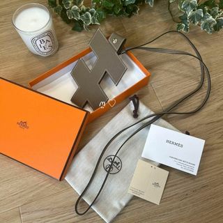 エルメス(Hermes)のHERMES　エルメス　Hタグフォンケース　エトゥープ　スマホショルダーバック(ショルダーバッグ)