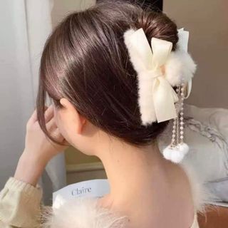 【大人気】ヘアクリップ　ふわふわ　もこもこ　パール　リボン　白　バレッタ　秋冬(バレッタ/ヘアクリップ)