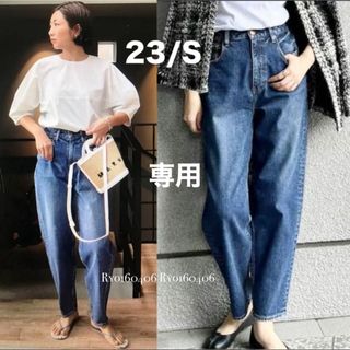 ドゥーズィエムクラス(DEUXIEME CLASSE)の美品⭐️レッドカード Swing ルーズテーパードデニム パンツ／23／S(デニム/ジーンズ)