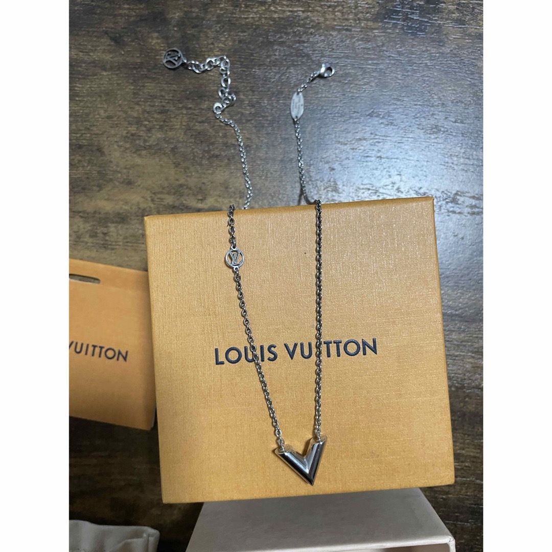Louis 歩こ Vuitton エッセンシャルV ネックレス Louis 歩こ Vuitton エッセンシャルV ネックレス