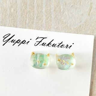 yfr*【No.6】さわやかグリーンのミニ猫ピアス　　小さい　小粒　クリア(ピアス)