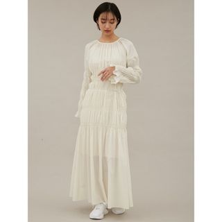 エミアトリエ(emmi atelier)の美品　【emmi atelier】ギャザーワンピース　シャツワンピース(ロングワンピース/マキシワンピース)