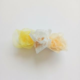 リボンのミニ薔薇 バレッタ ヘアクリップ リボンフラワー　オーガンジー　イエロー(ヘアアクセサリー)