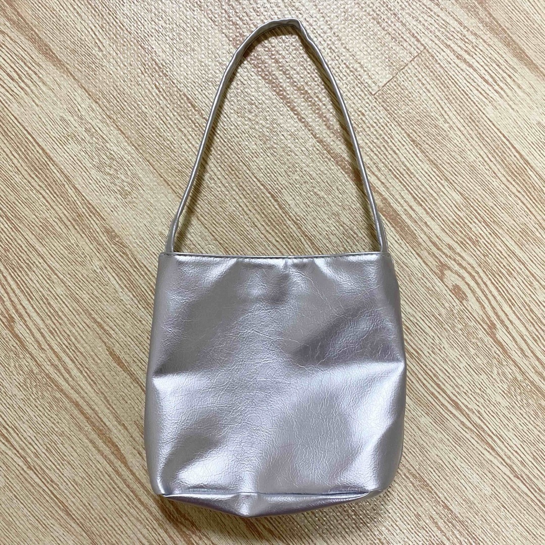 シルバーバッグ　h&m/グレイル/ジーユー/ザラ/ディーホリック/コカ レディースのバッグ(ハンドバッグ)の商品写真