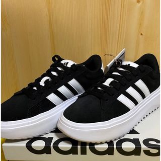 アディダス(adidas)のスニーカー(スニーカー)