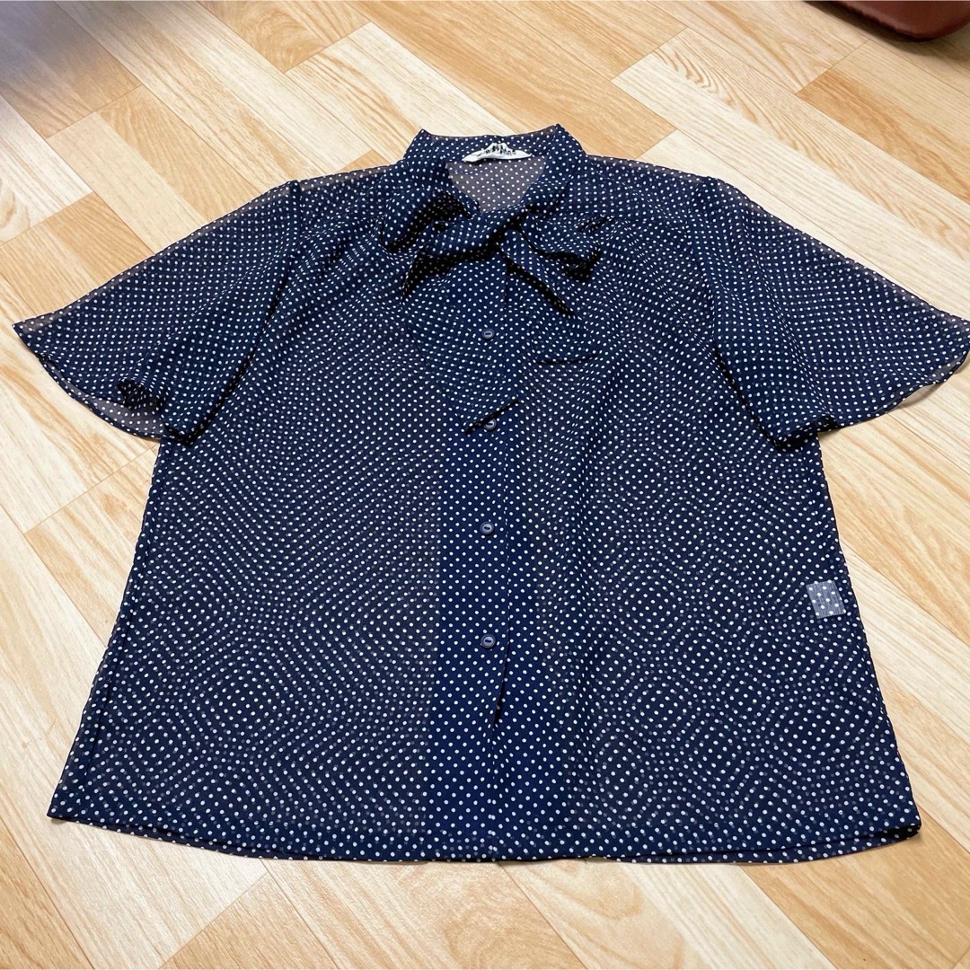 ドットのリボンタイブラウス レディースのトップス(シャツ/ブラウス(半袖/袖なし))の商品写真
