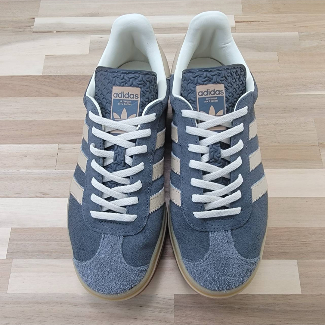 adidas - アディダス ガゼル ボールド W グレー/ガム 25㎝の通販 adidas - アディダス ガゼル ボールド W グレー/ガム 25㎝の通販