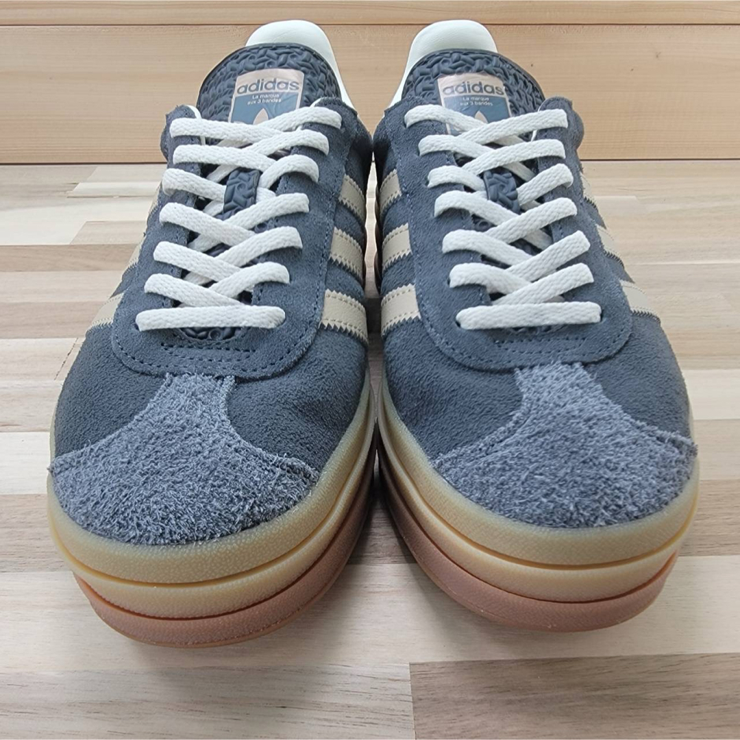 adidas - アディダス ガゼル ボールド W グレー/ガム 25㎝の通販 adidas - アディダス ガゼル ボールド W グレー/ガム 25㎝の通販