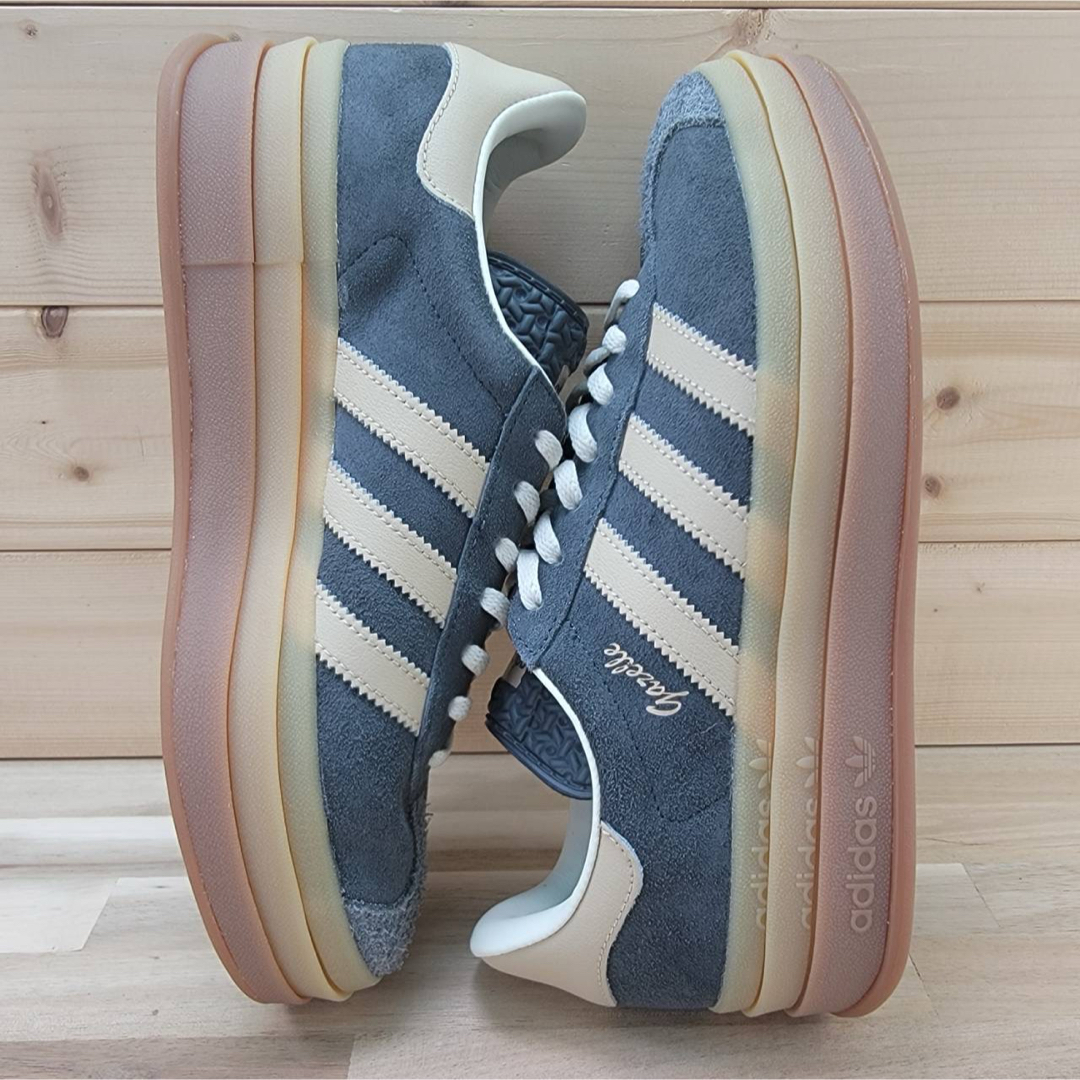 adidas - アディダス ガゼル ボールド W グレー/ガム 25㎝の通販 adidas - アディダス ガゼル ボールド W グレー/ガム 25㎝の通販
