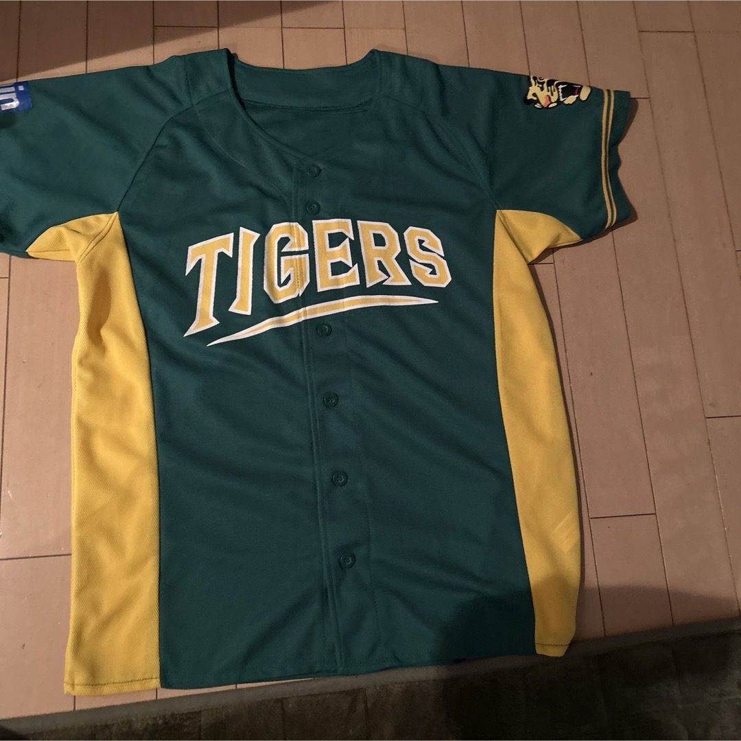 阪神タイガース　ユニホーム スポーツ/アウトドアの野球(応援グッズ)の商品写真