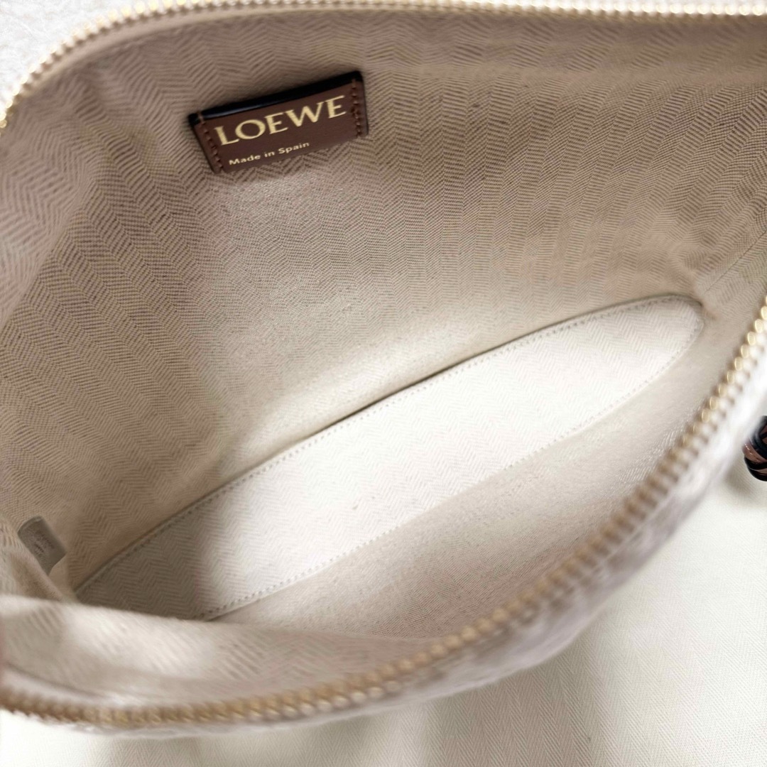 LOEWE(ロエベ)のロエベ 23年 ほぼ未使用 オブロング ポーチ アナグラム クラッチバッグ レディースのバッグ(クラッチバッグ)の商品写真