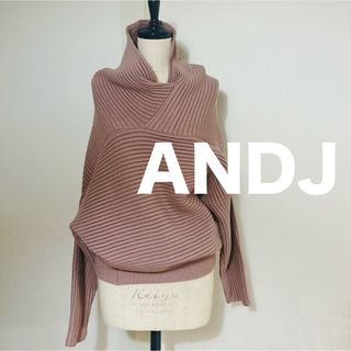 アンドジェイ(ANDJ)のANDJ ニット 変形ニット 立ち襟 グレージュ トレンド WEB完売品(ニット/セーター)