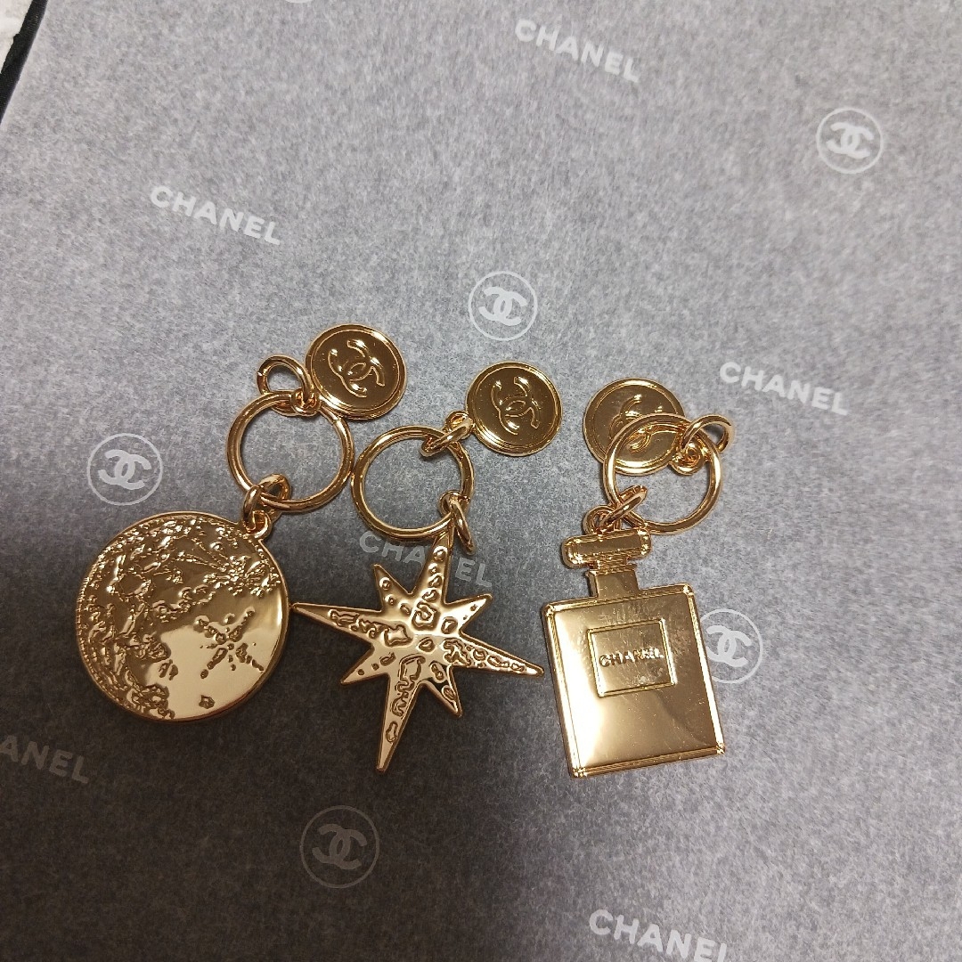 CHANEL(シャネル)のCHANEL　ホリデーチャーム レディースのアクセサリー(チャーム)の商品写真