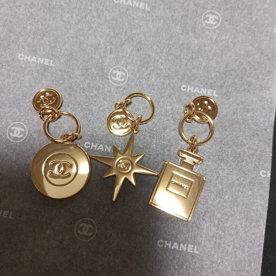 CHANEL(シャネル)のCHANEL　ホリデーチャーム レディースのアクセサリー(チャーム)の商品写真