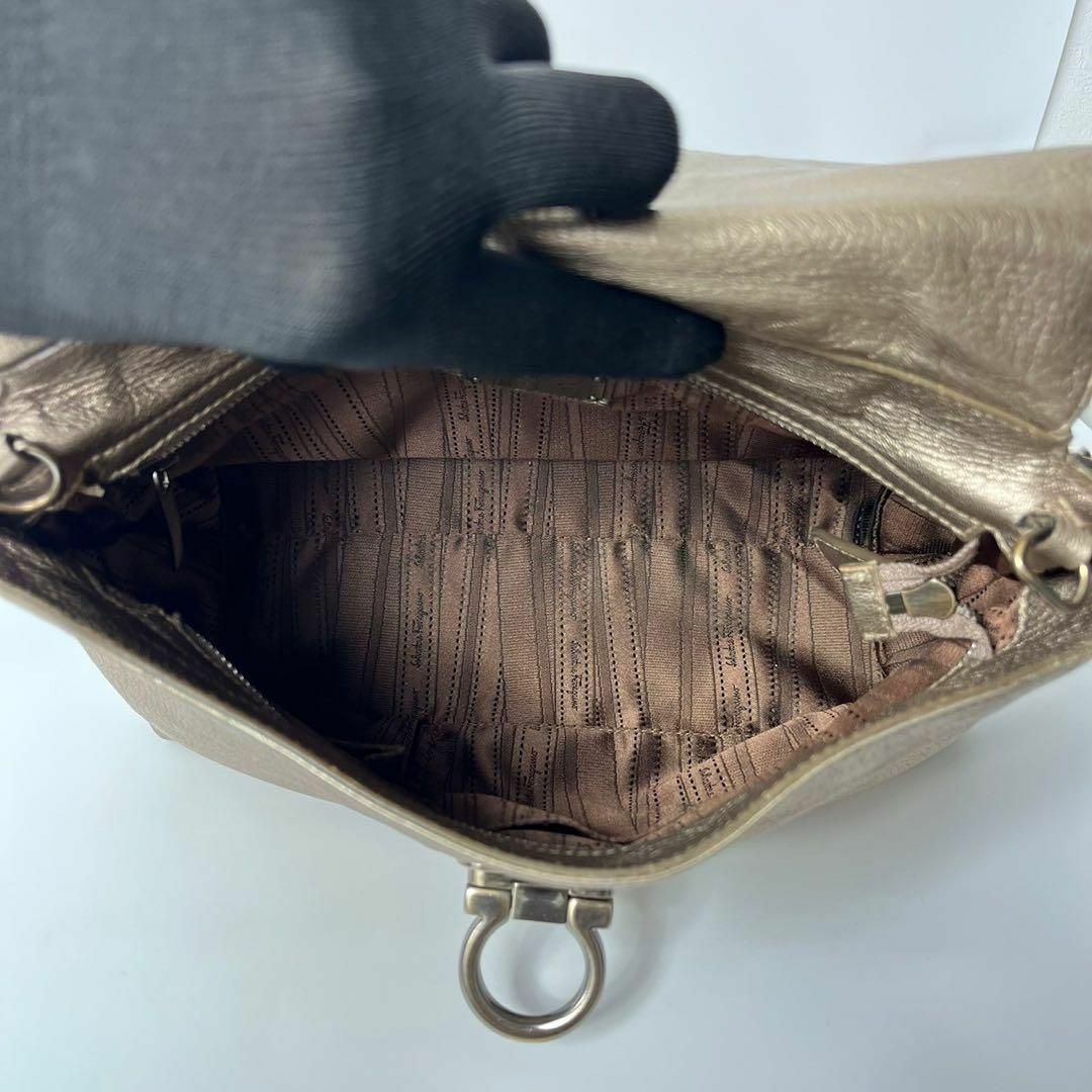 Ferragamo(フェラガモ)のフェラガモ　ソフィア　ゴールド　2WAY ハンドバッグ　ガンチーニ レディースのバッグ(ハンドバッグ)の商品写真