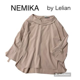 レリアン(leilian)のNEMIKAネミカ ロールカラーブラウス 袖リボン ピンクベージュ　レリアン(シャツ/ブラウス(長袖/七分))