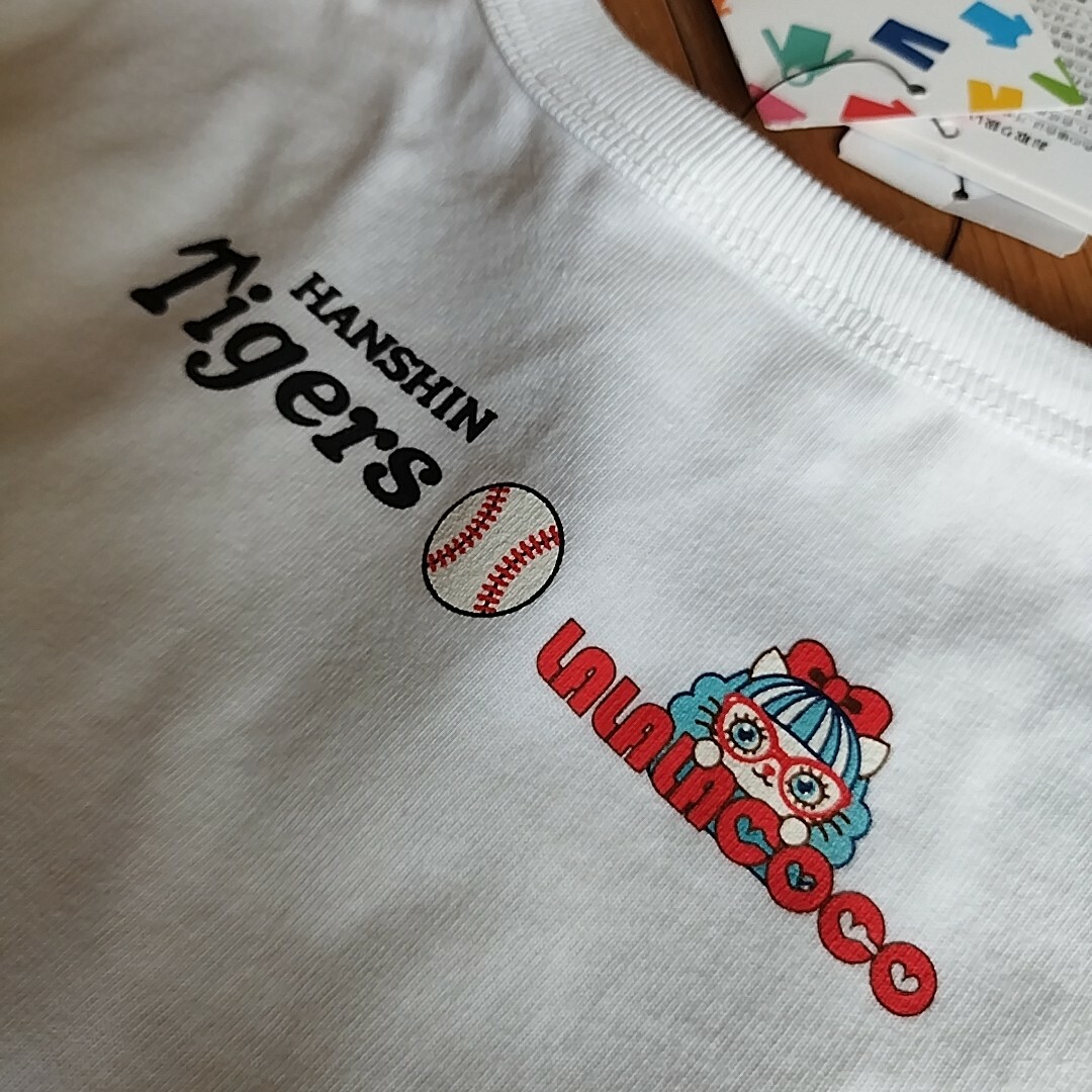 阪神タイガース　130サイズ　 半袖 Tシャツ　女の子　新品　応援Tシャツ スポーツ/アウトドアの野球(応援グッズ)の商品写真