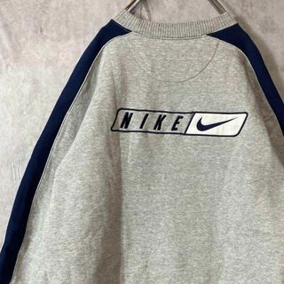 ナイキ(NIKE)の【背面ビッグ刺繍ロゴ】NIKEスウェット古着スウッシュ銀タググレー　かぶりM(スウェット)