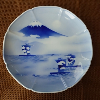 アリタヤキ(有田焼)の深川製磁 ①富士山と宝船(置物)