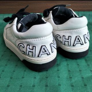 シャネル(CHANEL)のCHANEL 美品 本物 36 ホワイト ロゴ スニーカー(スニーカー)