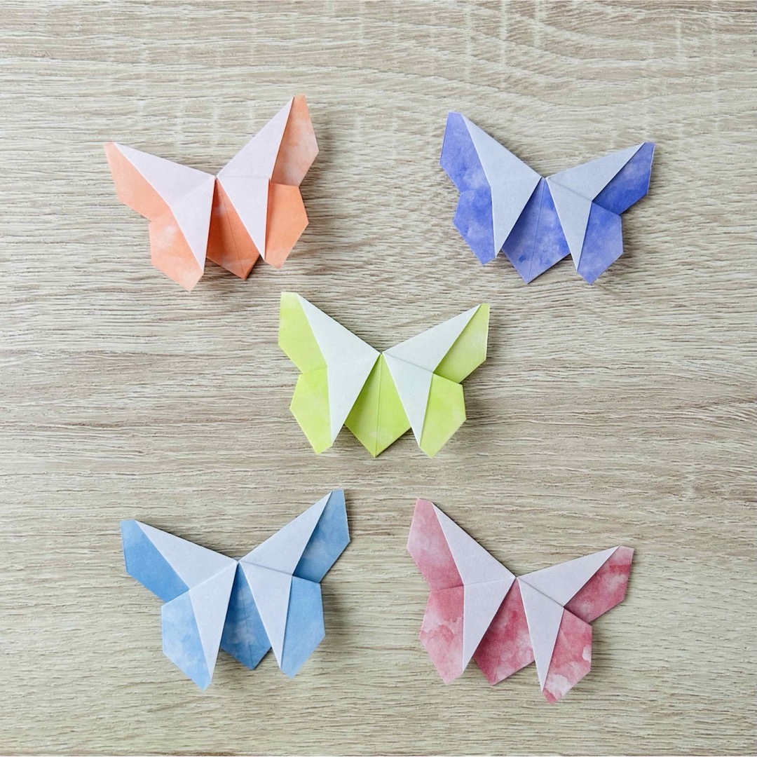 折り紙　蝶々　30個 ハンドメイドの素材/材料(各種パーツ)の商品写真