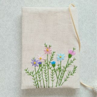 文庫本刺繍のブックカバー　コスモス(ブックカバー)